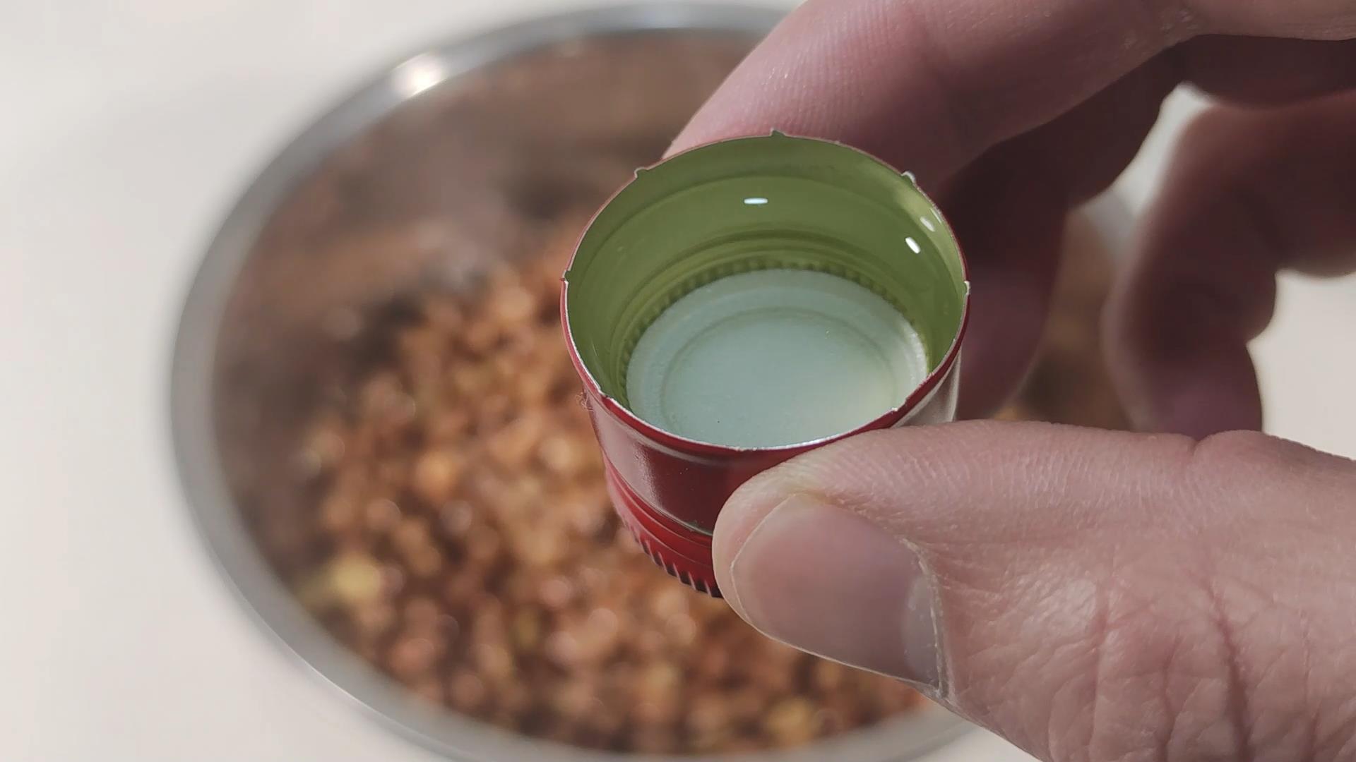 油炸花生米怎么放保持长久的酥脆,油炸花生米要不要泡一下