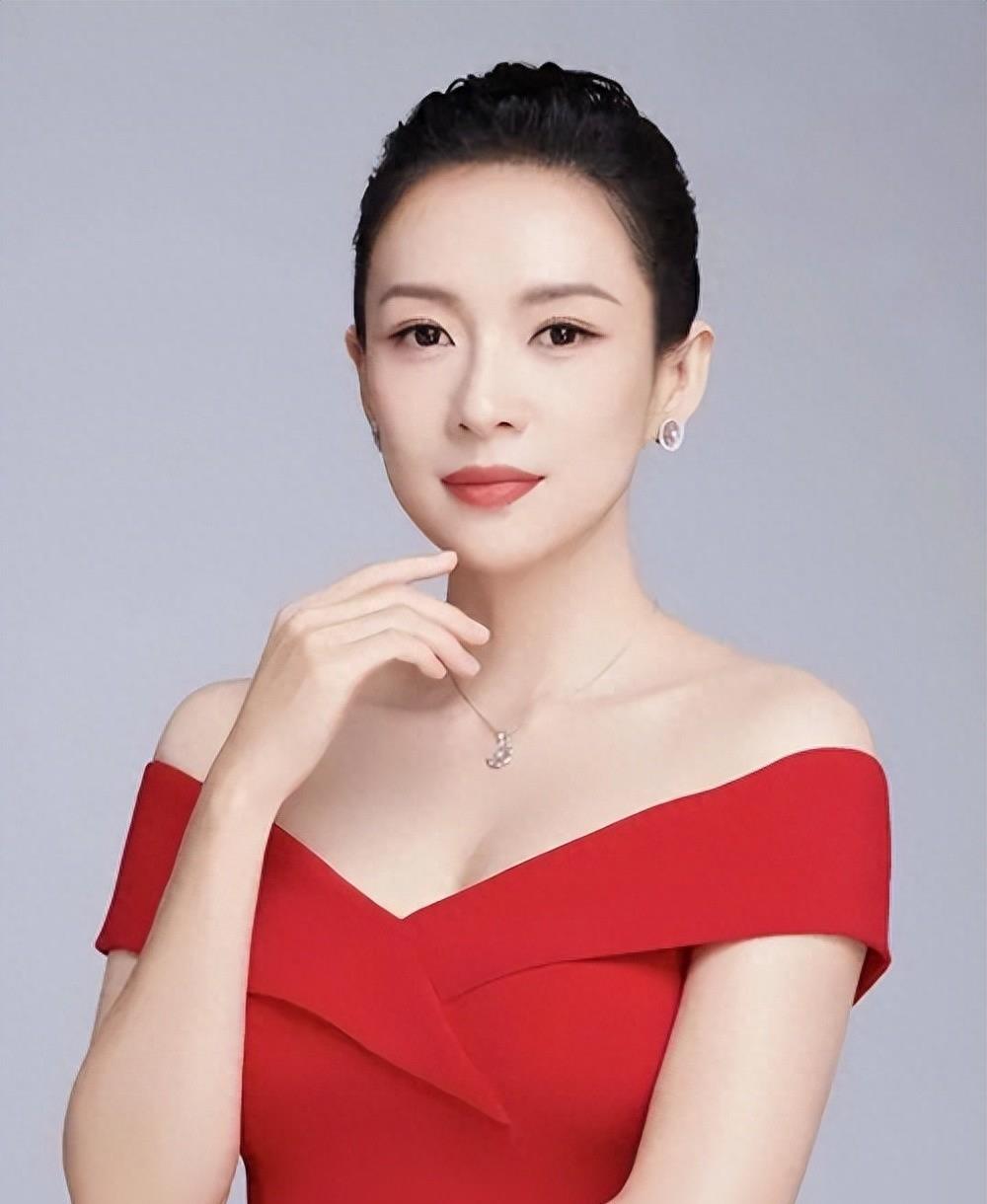 “小丑手”太减分了，这8位女星个个貌美如花，却被手拖后腿