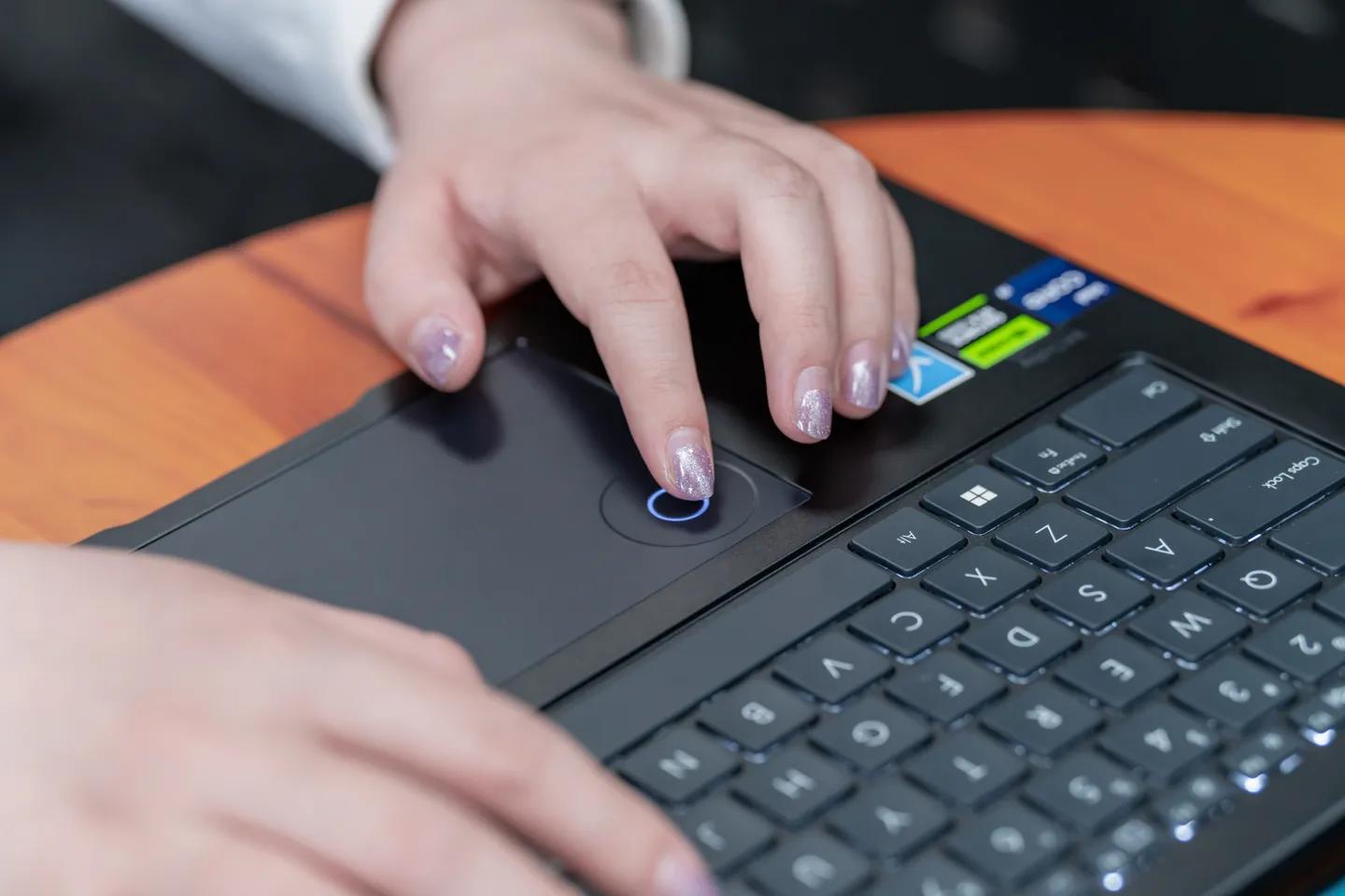 紫色笔记本电脑华硕灵耀pro测评,高端oled显示屏