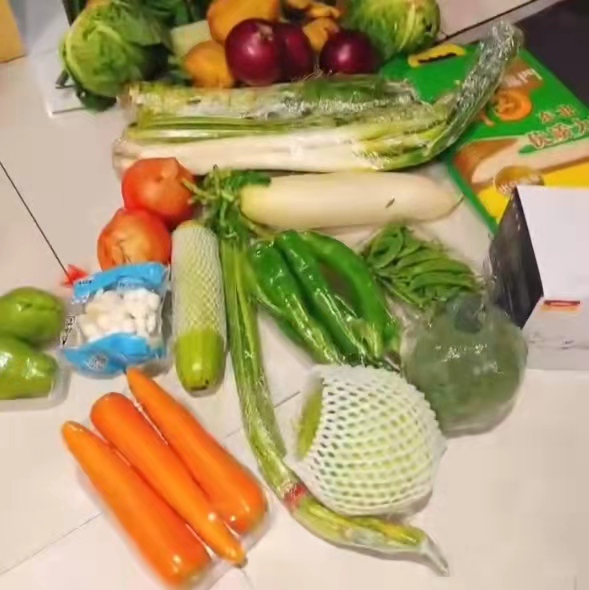 韩国小伙送邻居2箱菜，邻居回赠韩式拌饭，网友：远亲不如近邻