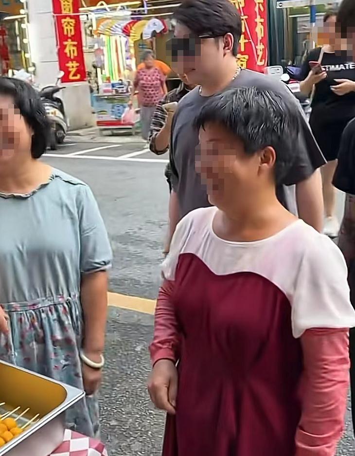 港星卖鱼蛋,2位港星在广东摆摊卖鱼蛋