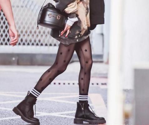 时髦的粗跟短靴穿出优雅气质范,百搭短靴秋冬高级感推荐