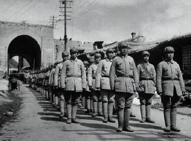 抗日战争时期15名日军躲在窑洞里,几个士兵被日军包围誓死不投降