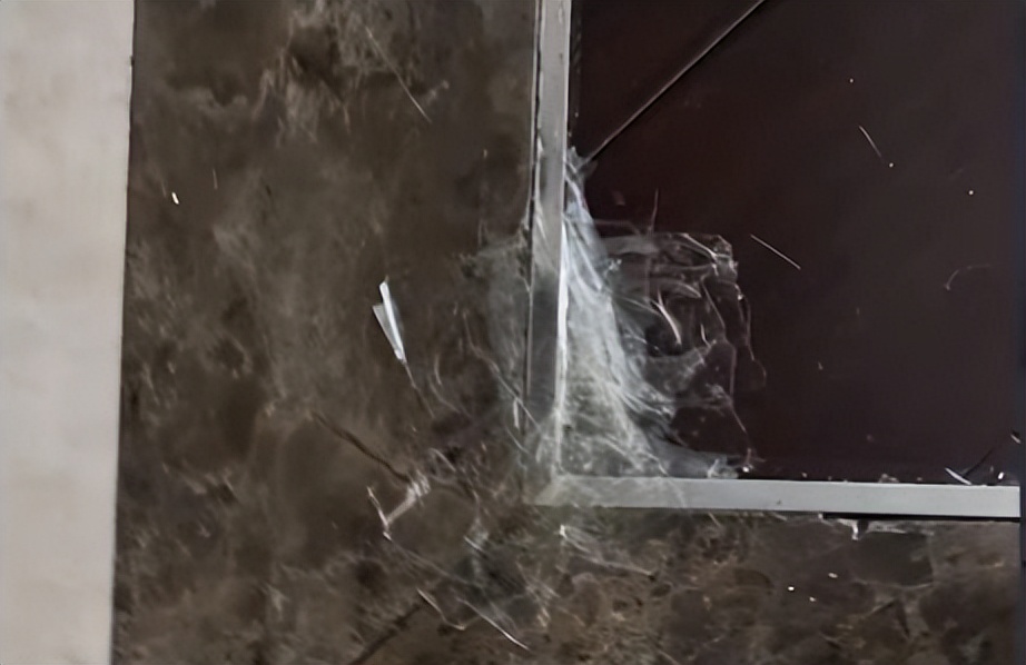 前央视主持突发意外！脚被这种金属条穿透鲜血直流！很多家里装了