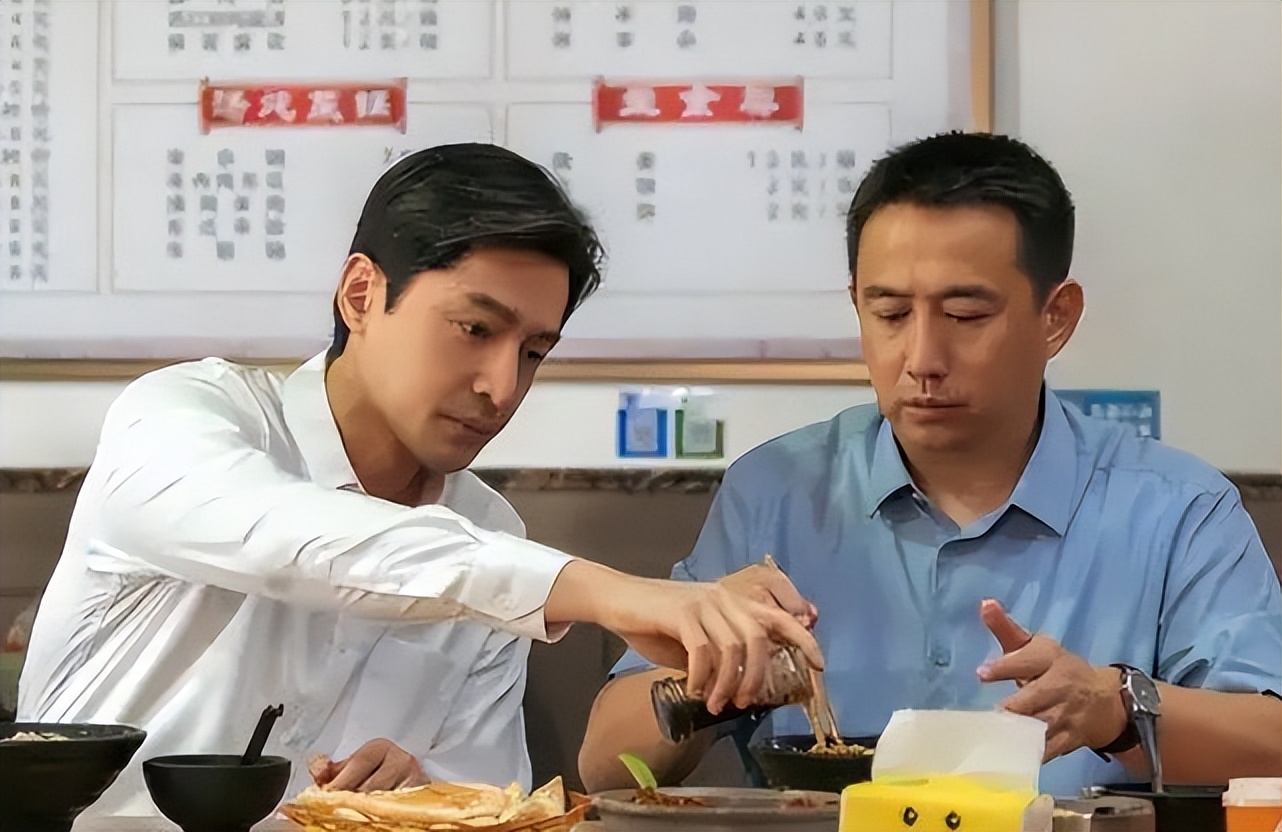 胡歌穿西装配什么裤子,胡歌太年轻一袭西装尽显精英范儿