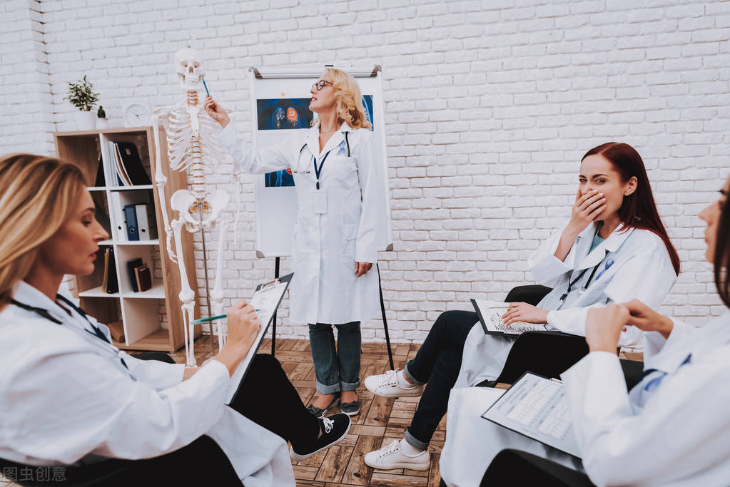 女子来医院送礼,诊室怎么送礼