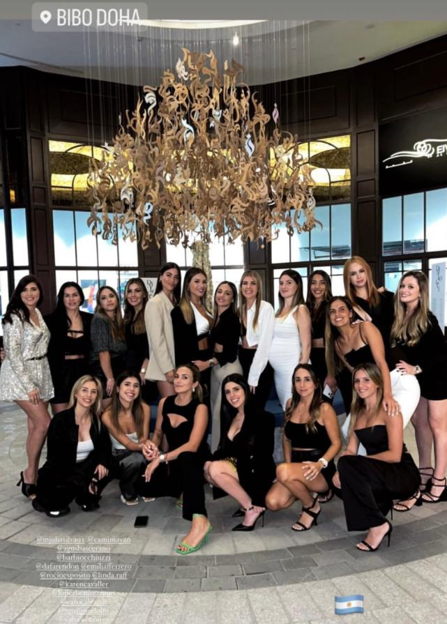 阿根廷球员和太太团展示大力神杯,阿根廷太太团聚会