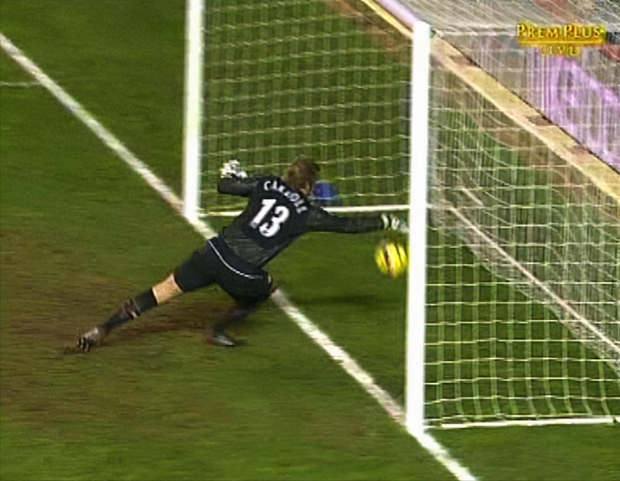 足球五大联赛暴力事件分析,足球禁区过人被断