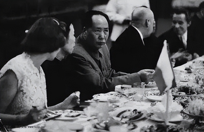 开国第一宴后接连举办高规格宴会,毛主席不快:四菜一汤就可以了