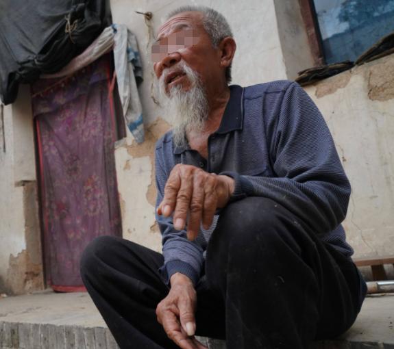 2005年,吉林山村尴尬事,村民深夜睡觉总尿床,老人:真丢人怎么见人