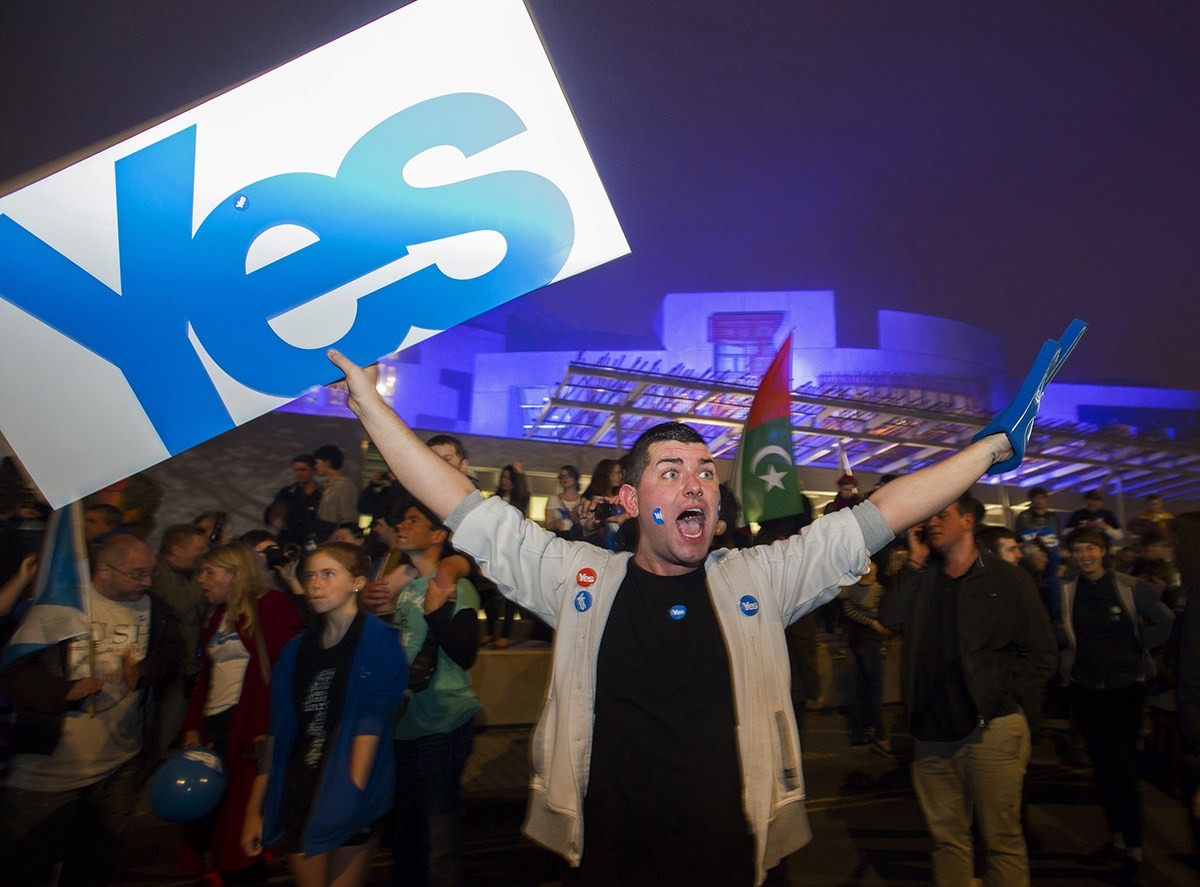 法国忙抗议，德国想自救，苏格兰闹独立！美国又对中俄开辟新战场