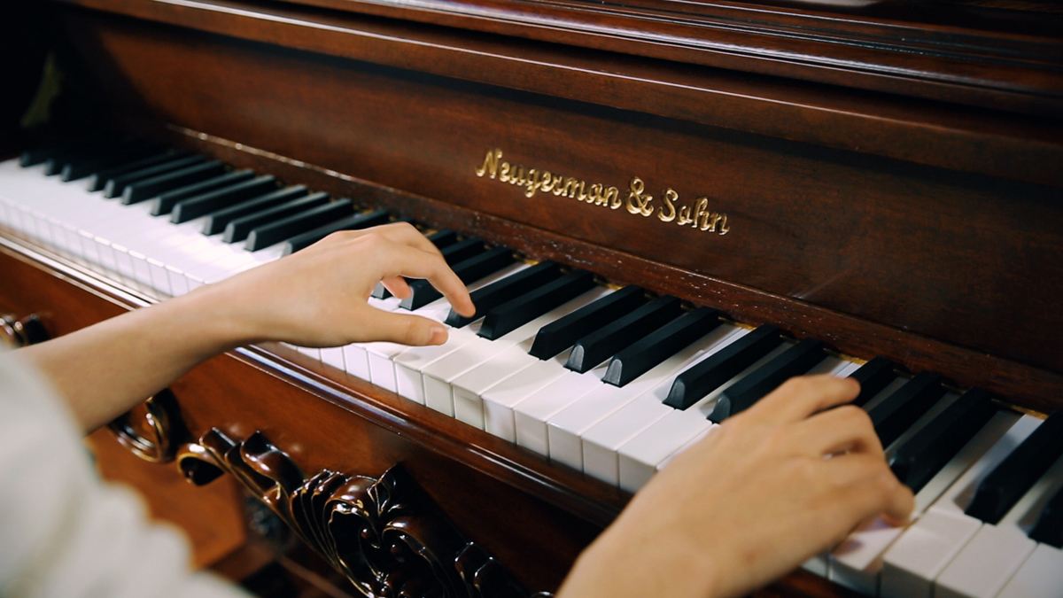 弹钢琴如何做到左手轻,弹钢琴时左手弹哪些键