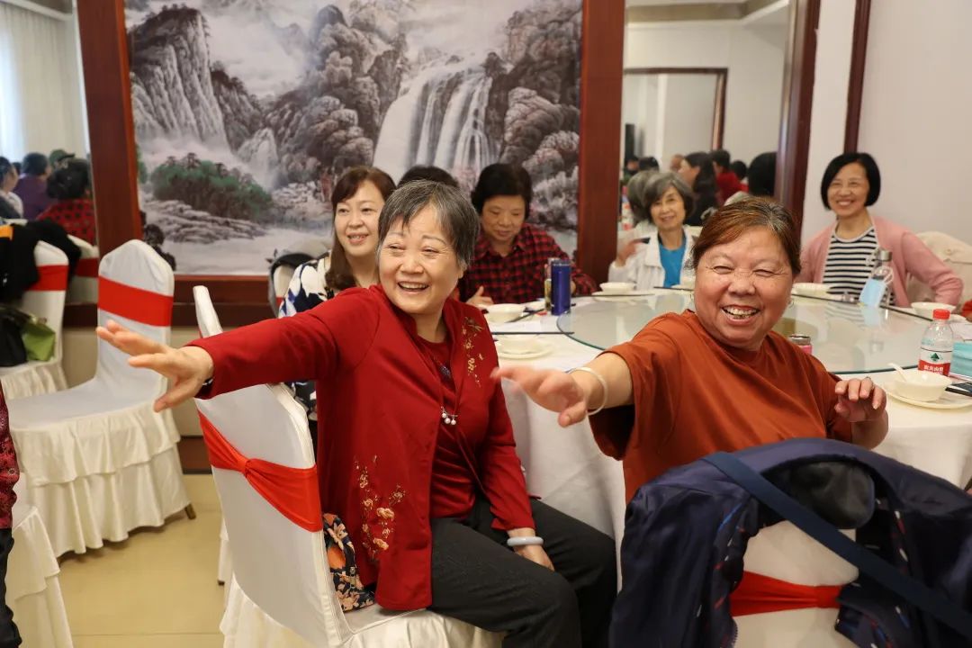 四川省德阳市东汽小学开展退休教师“迎重阳”庆祝活动