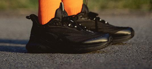 纯黑色跑鞋推荐前十名,入门级纯黑跑鞋推荐