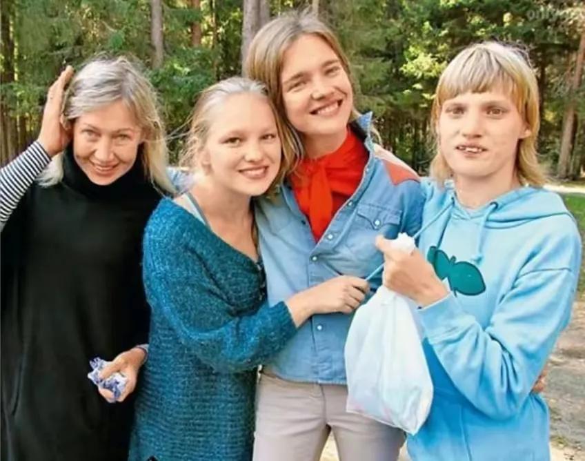 玛丽苏照进现实LV太子妃水果娜通过DNA找到失散多年的亲妹