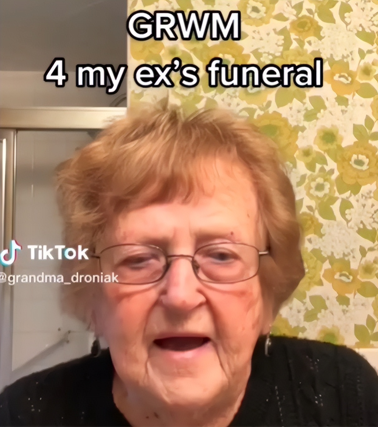 国外老太太参加前男友葬礼 (外国老太太参加前任葬礼)