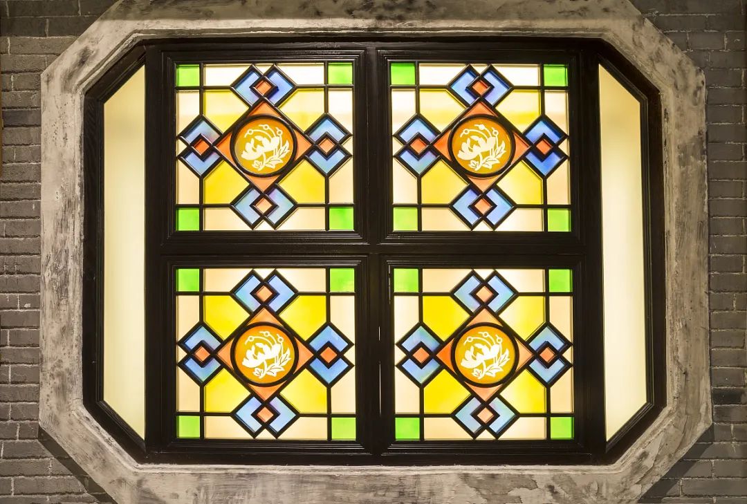 彩色玻璃与白色玻璃区别,彩色玻璃和着色玻璃的区别