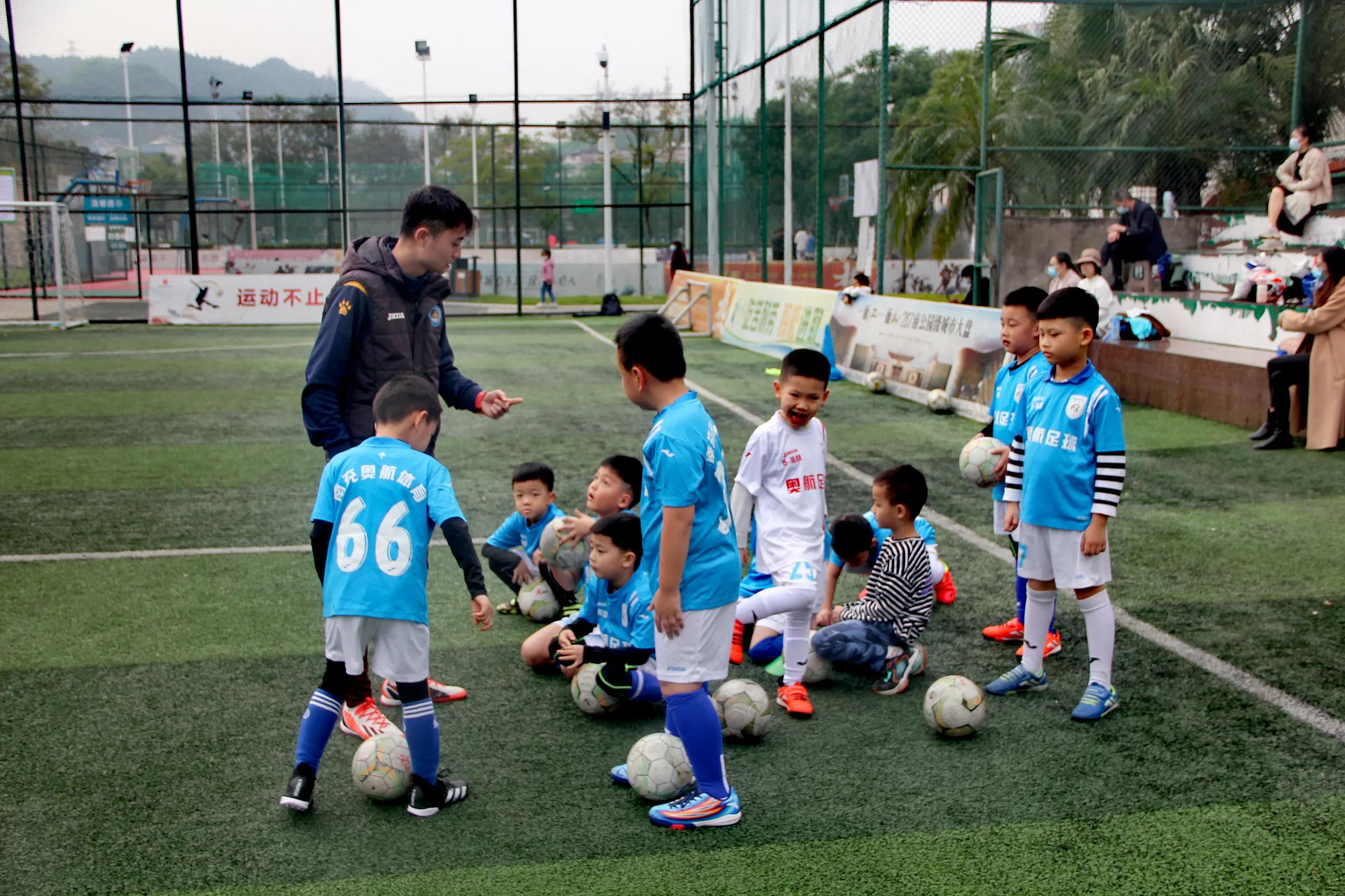 聚焦奥航少年风采：用青春的激情点燃对足球的热爱