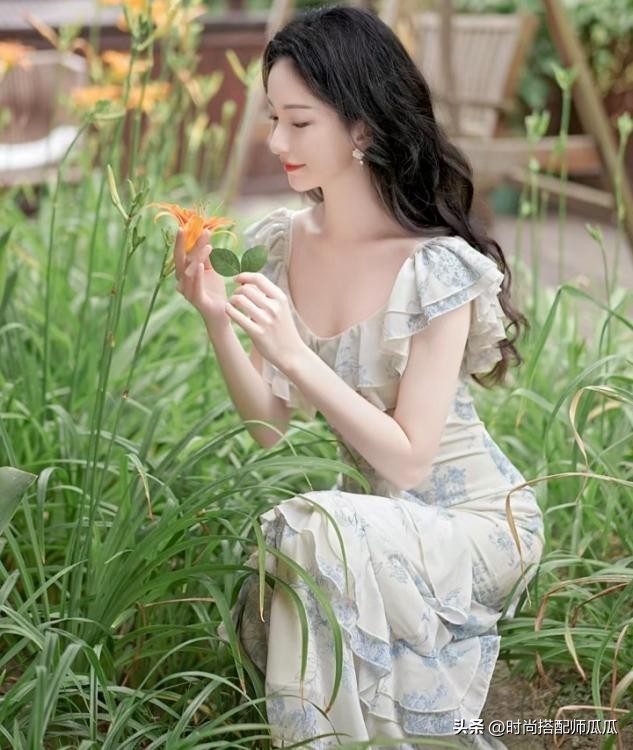 夏季流行最新款上衣和裤子,今年最流行的裙裤和上衣新款