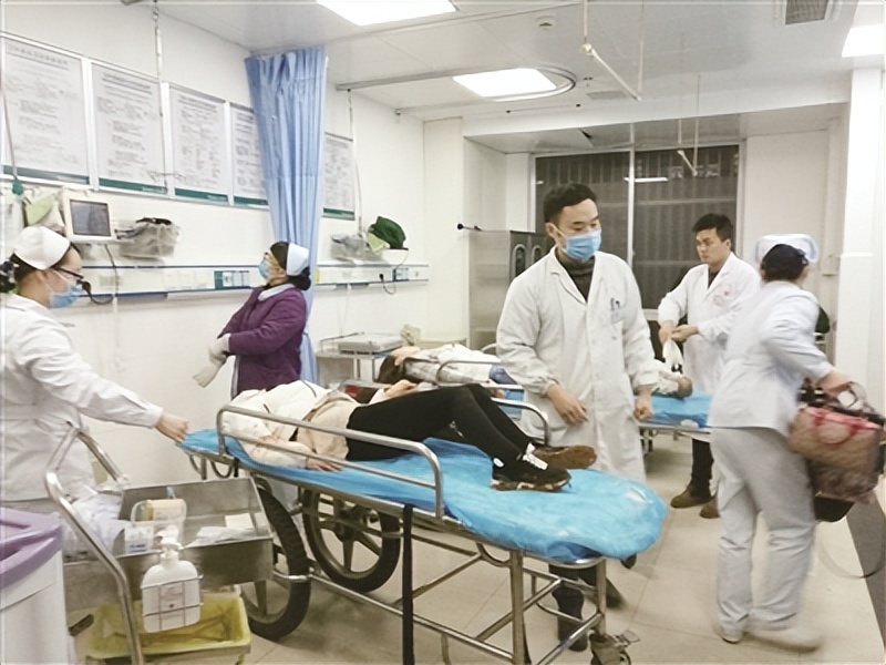 男子肾结石腰疼,男子腰部隐隐作痛一查竟是肾结石