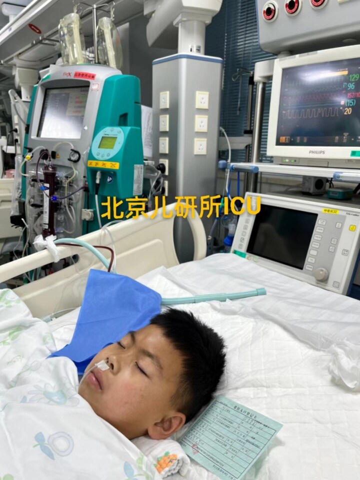 8岁男孩重病因心疼妈妈放弃手术,妈妈患肾衰竭7岁男孩向舅舅借钱