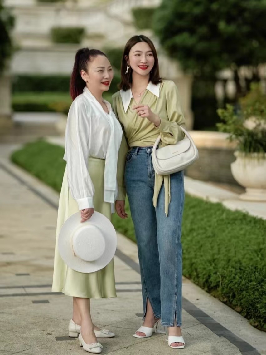 已婚妈妈这样穿减龄又时尚,神仙母女早秋装扮妈妈优雅时髦