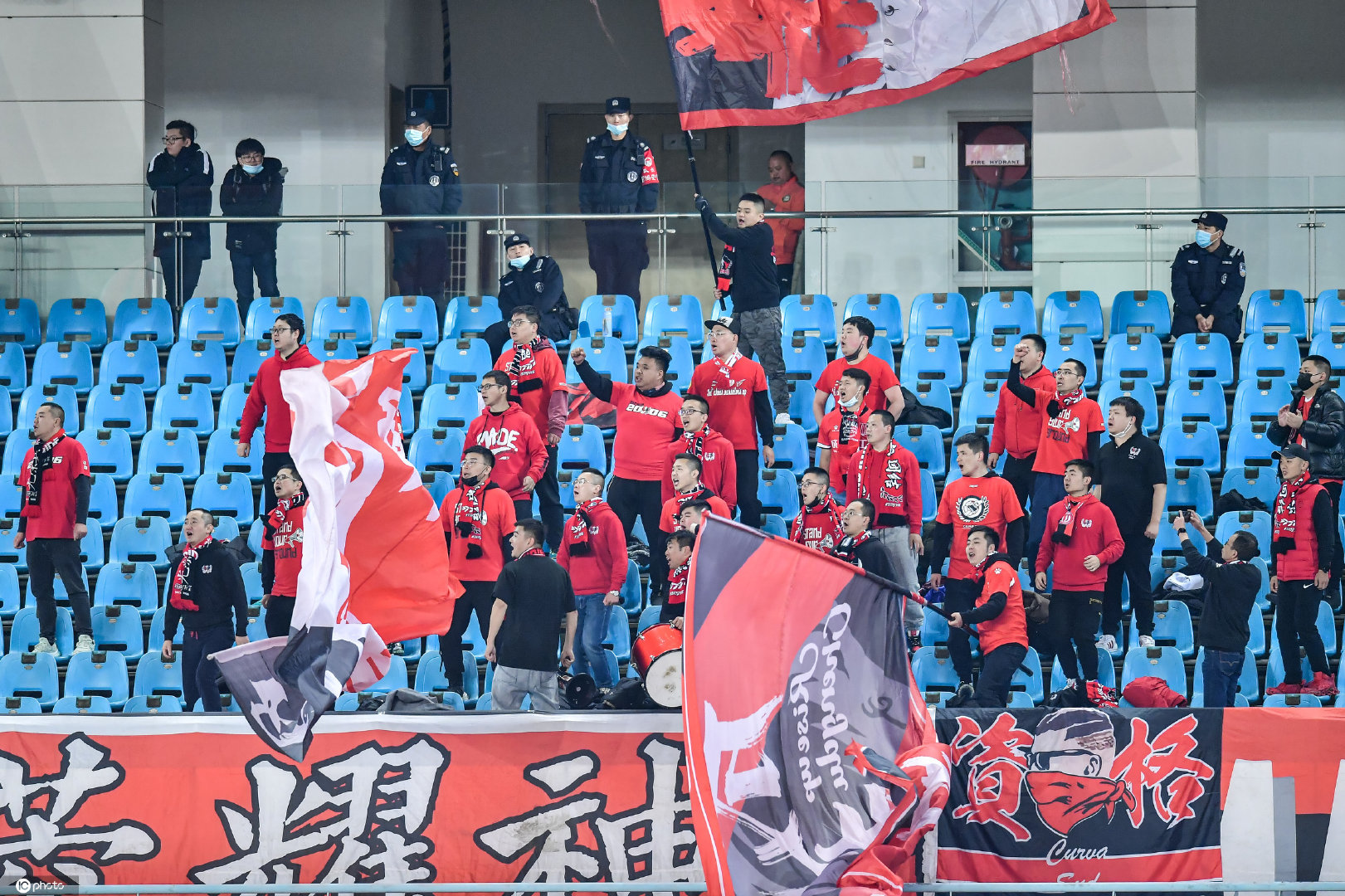 成都蓉城开启海外拉练，艾克森、唐淼、董岩峰加盟，多名球员加入