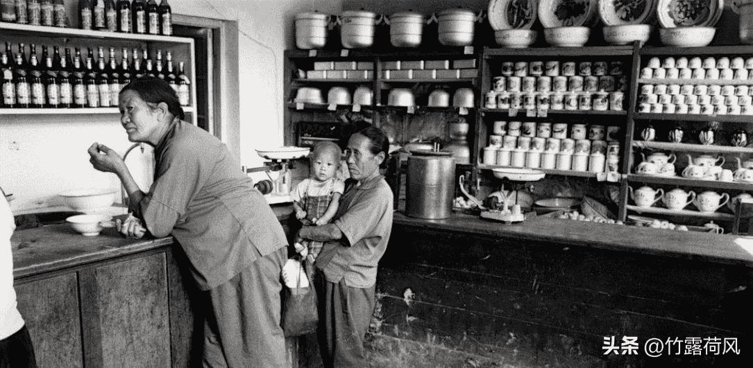 女子身着日本侵华军装露脸,女子穿日军军服拍照被抓