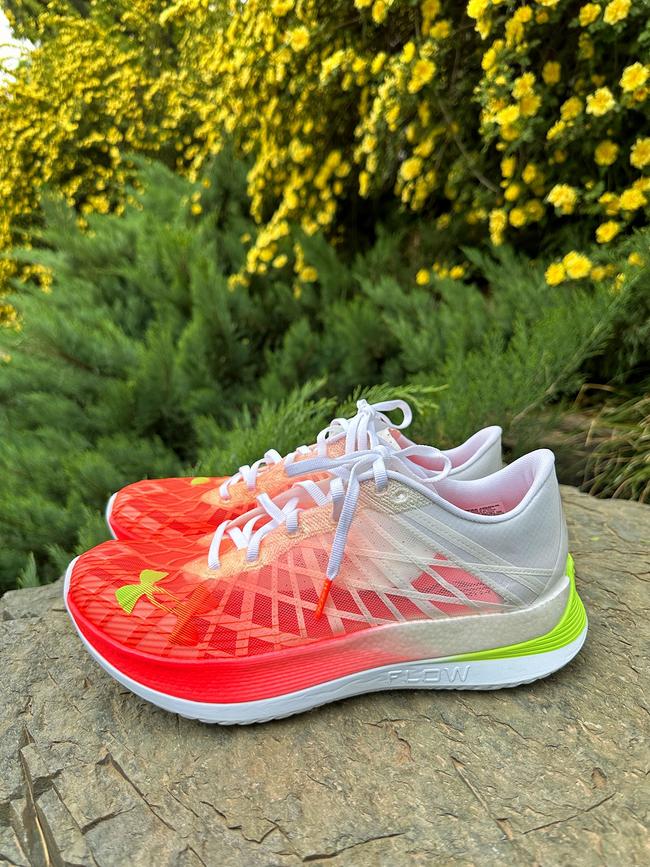 一双助力你摆脱平庸，突破自我的碳板跑鞋