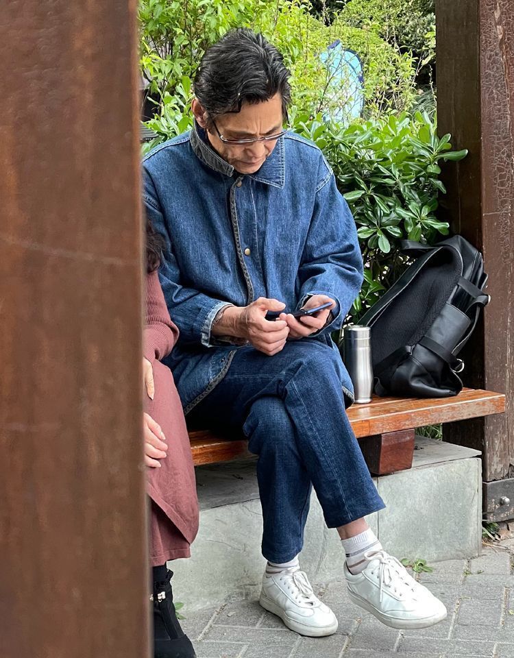 60岁大叔穿休闲鞋好还是老爹鞋好,40岁男人照样可以穿帆布鞋