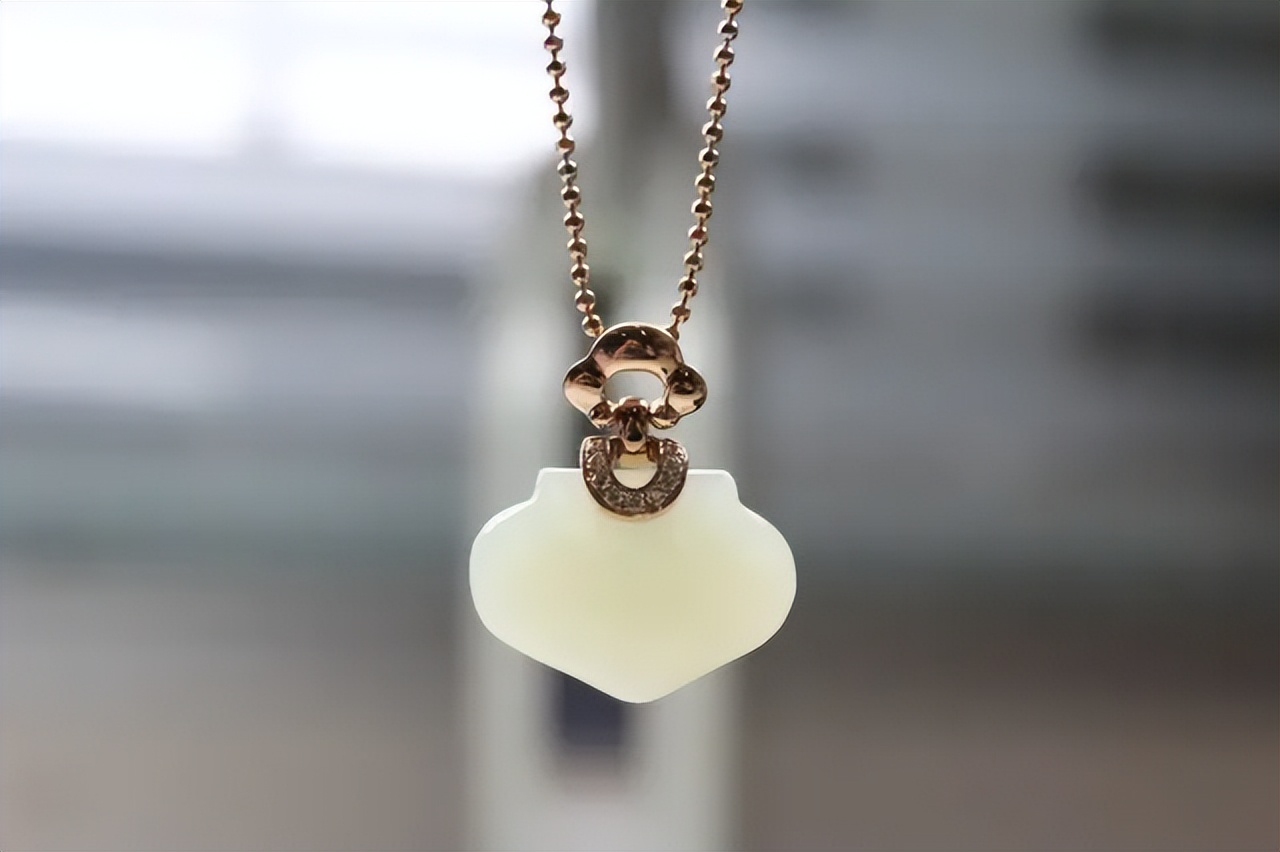 和田玉手镯可以戴着洗澡睡觉吗,和田玉可以戴着洗澡吗