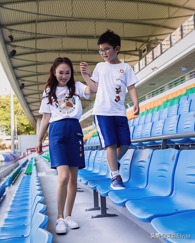 范文芳母子逛足球场,穿亲子装手拉手像情侣,8岁儿子五官像学霸