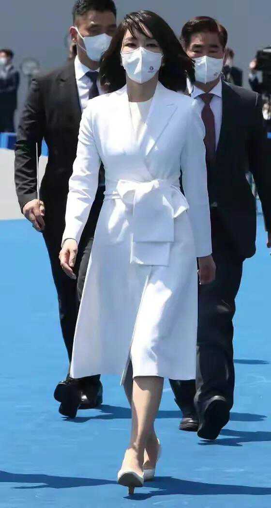 被51岁韩国夫人惊艳到，穿着简约大气，科技脸也难掩优雅气质