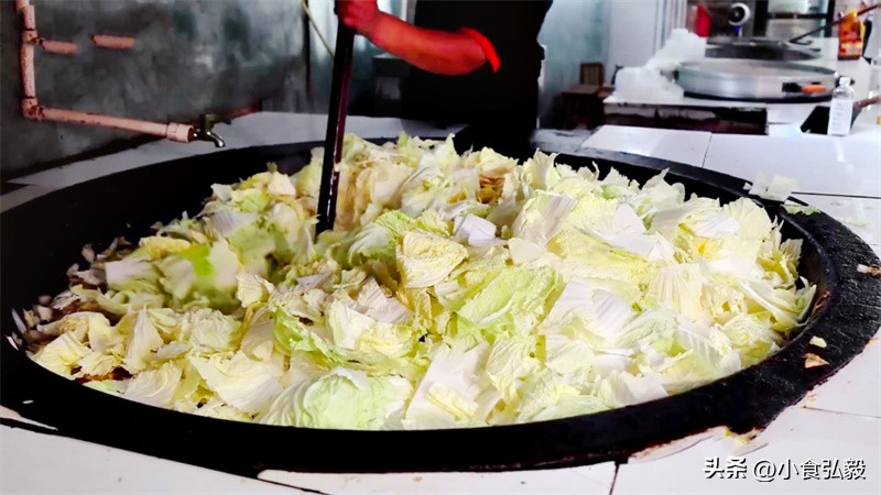 河南小伙卖大锅菜，一锅煮220斤肉1200斤大白菜，够1500人吃