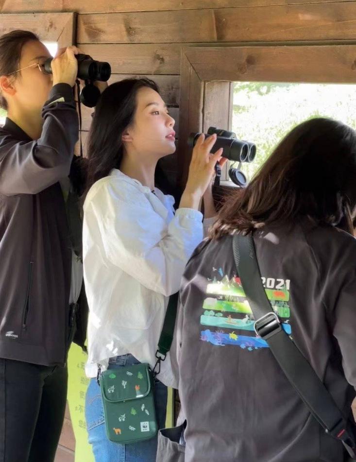 刘诗诗再战时装周早春写真惊艳,刘诗诗一袭粉裙优雅精致