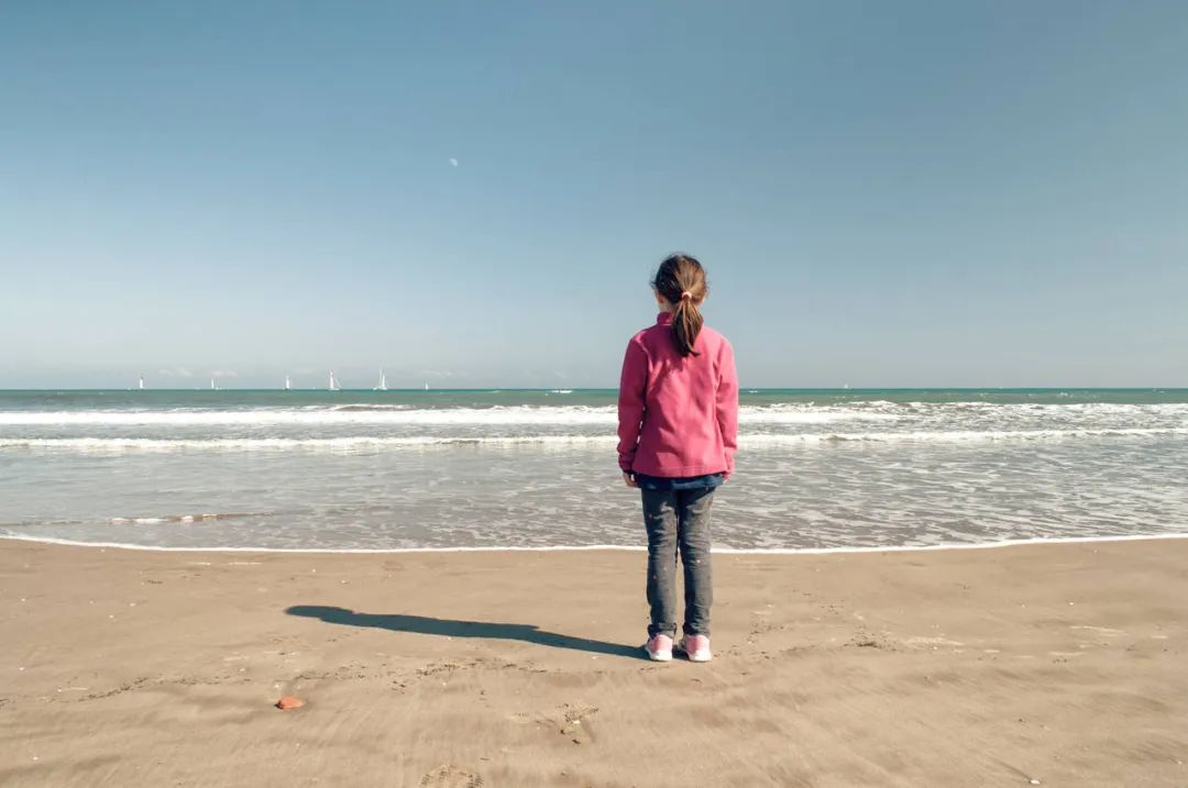 清洁工花三个月工资给孩子买手机,清洁工三个月工资买手机