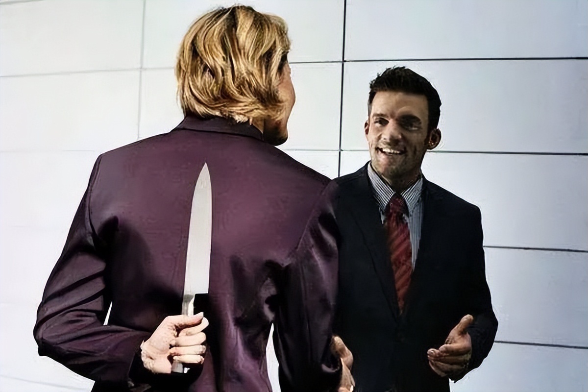 同事主动跟你谈四件事，往往别有用心，千万小心被套路