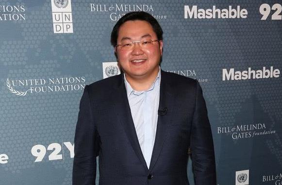 华裔富豪贪污35亿，拿钱泡遍全球女星，被4国通缉，他怎么做到的