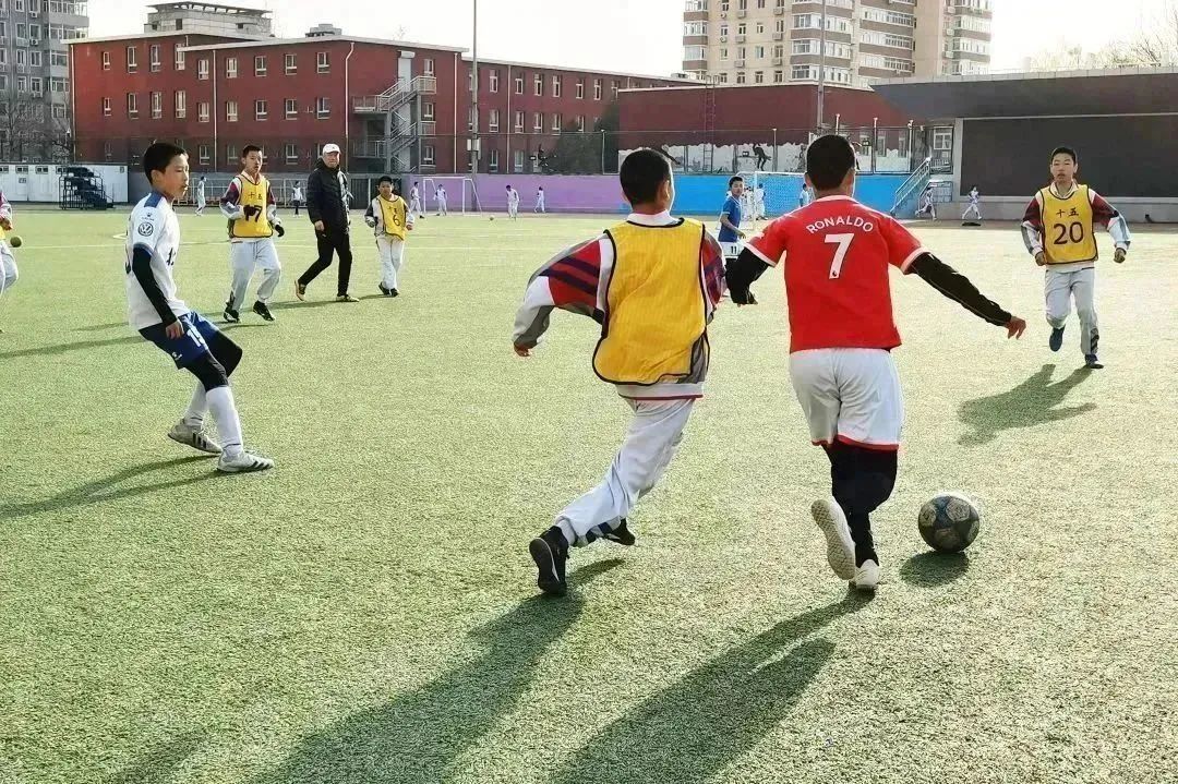 绿茵足球点亮梦想,绿茵点燃梦想