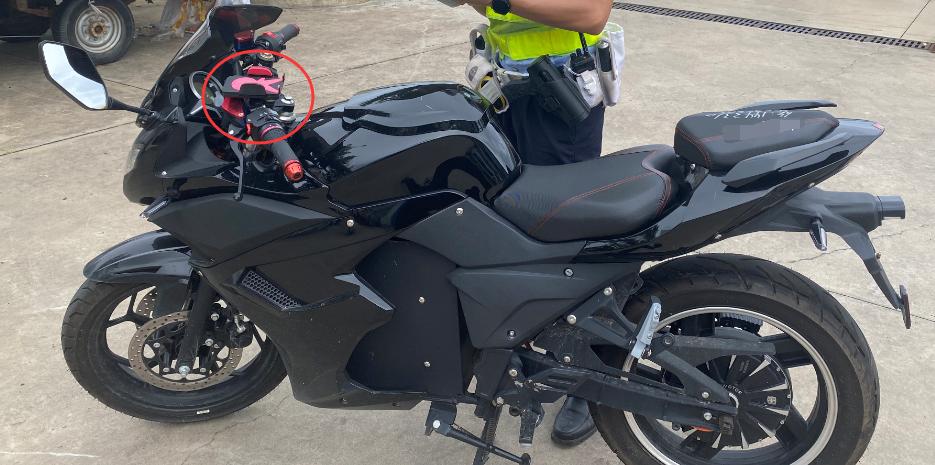 珠海交警追捕精神小伙飙车视频,珠海五辆摩托车被抓