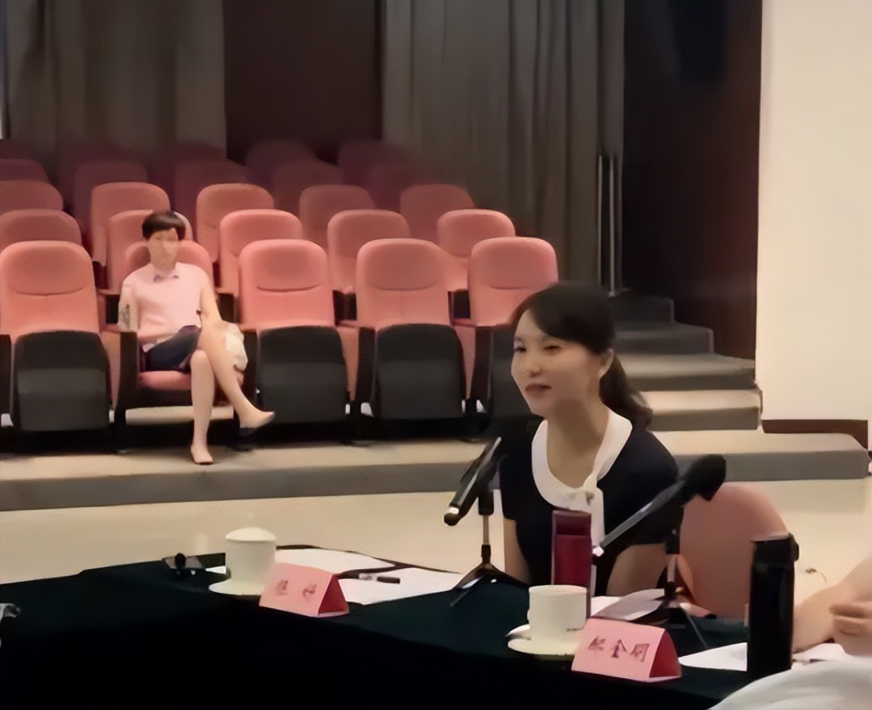 长了一张风情万种的脸下一句,看似清纯实际丰富情史女明星