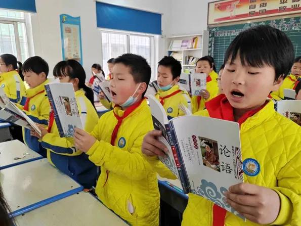 书香溢校园经典诵读活动,这学期学校开展经典诵读活动