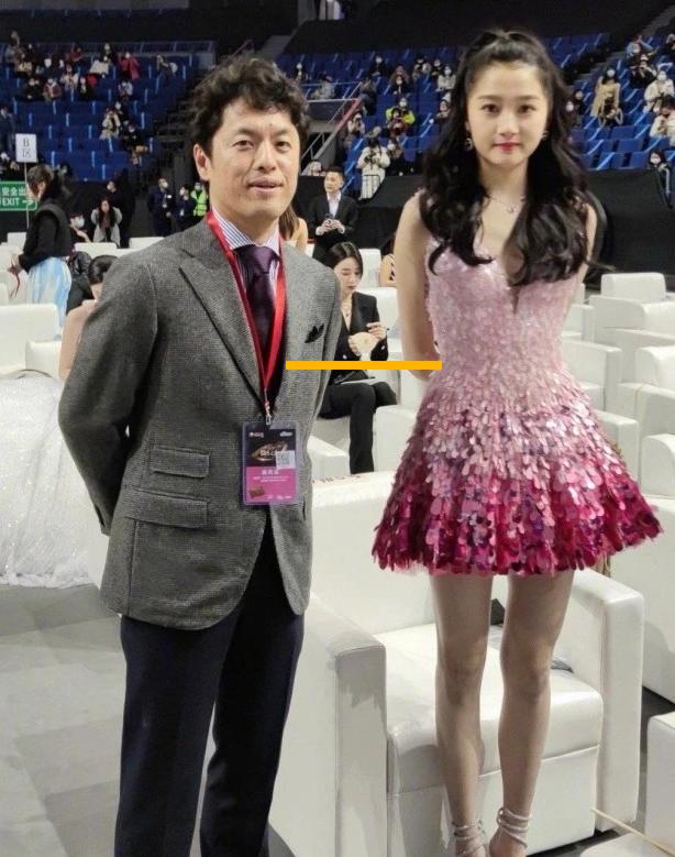 关晓彤为谁挡热搜,关晓彤烂大街造型