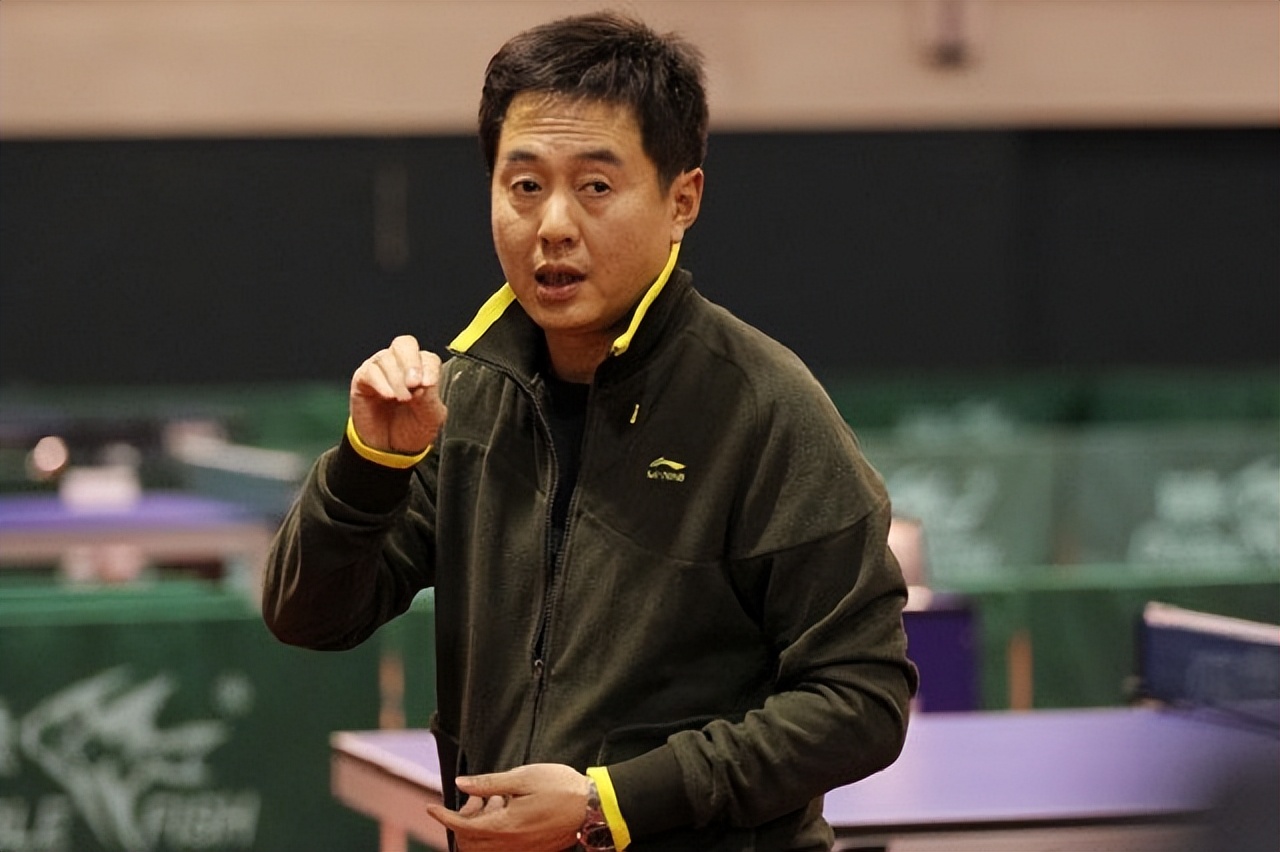 女乒教练施之皓，开除世界冠军郭跃引争议，娶小22岁弟子重回上海