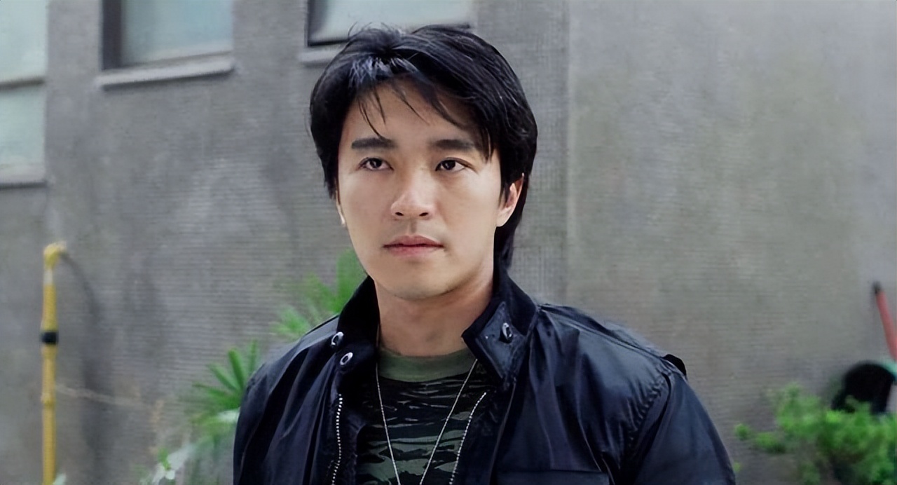 周星驰配音演员石班瑜图片,周星驰的配音演员姜晓亮长相