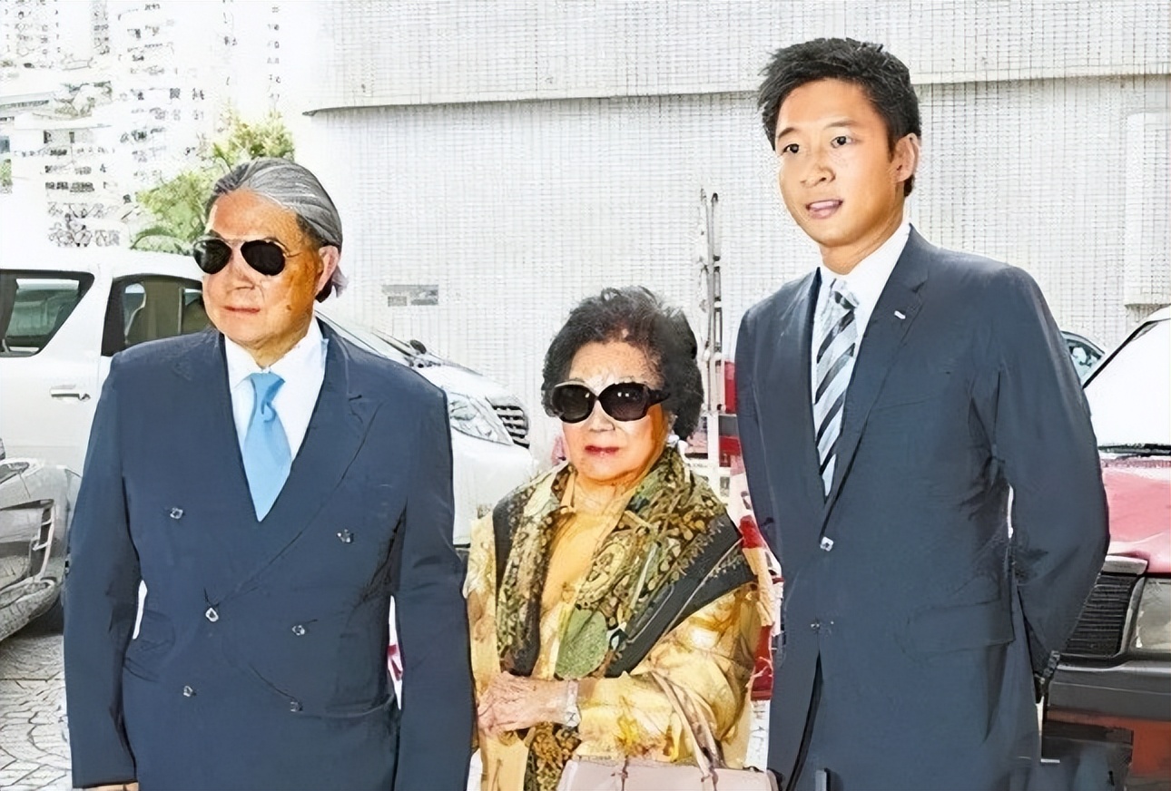 百年霍家：独尊大房，二房三房子女不与父合影，不得插手家族生意