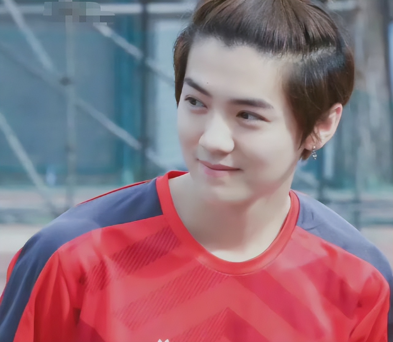 鹿晗踢足球拍立得打卡,鹿晗踢足球照片q版手绘