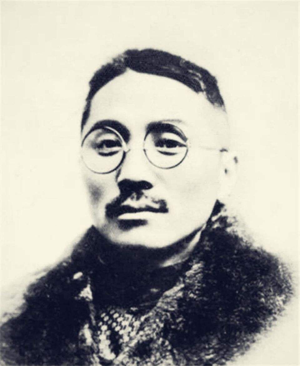 父亲死后，卢小嘉专吃有夫之妇软饭，骗完一个又一个，结局很潇洒