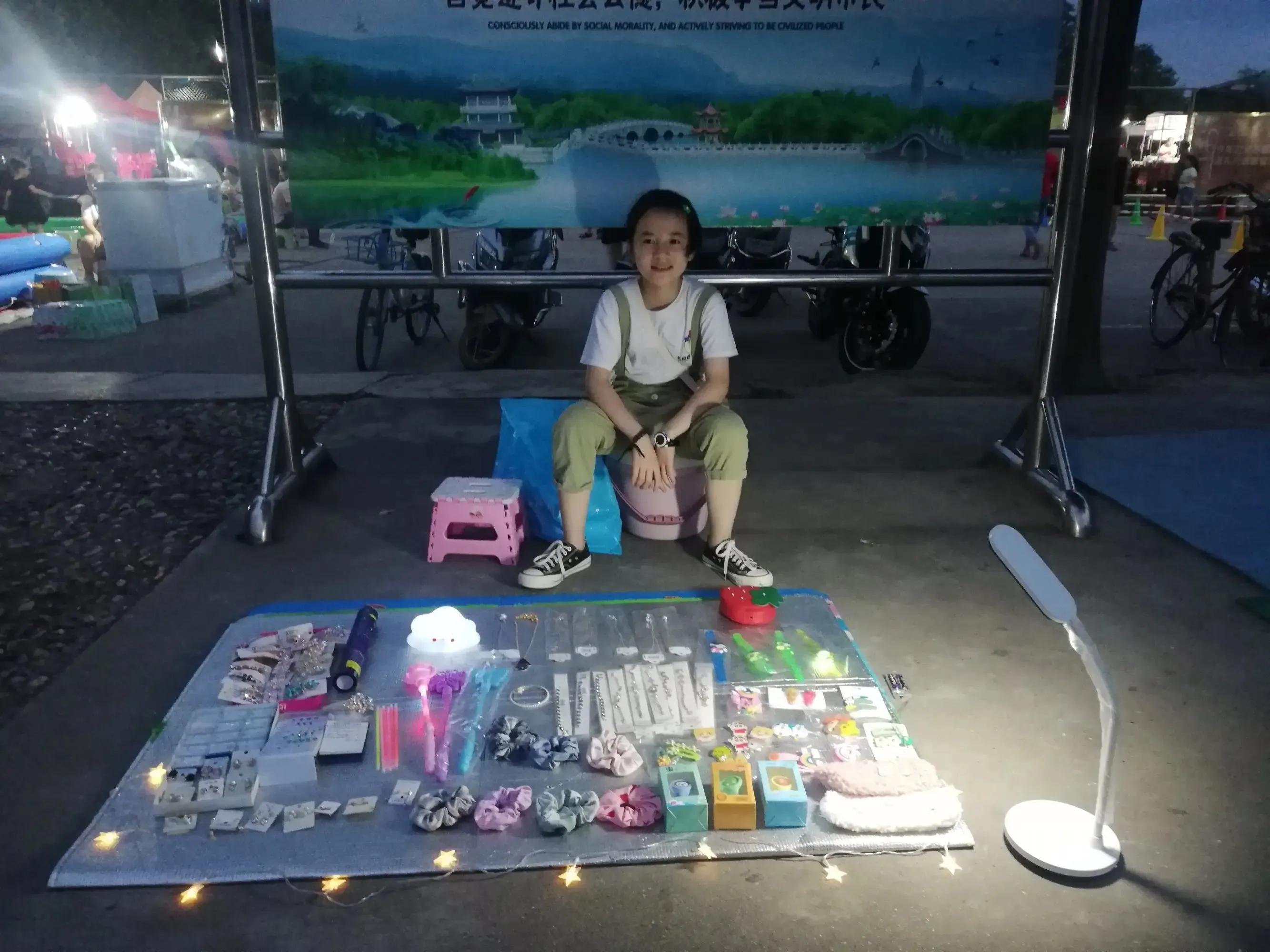 摆地摊不丢人靠自己的双手挣钱,摆地摊不丢人靠自己的努力挣钱