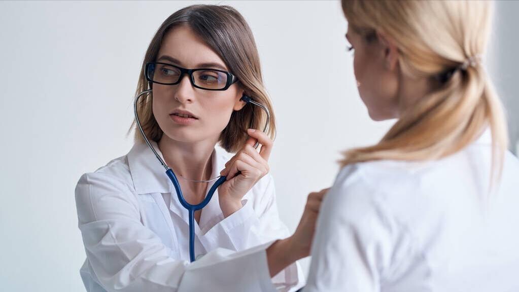 经常胸前肌肉痛,胸前有疼痛感是什么原因